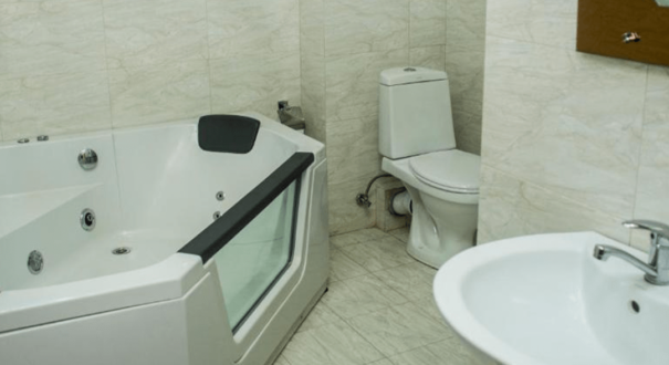 سرویس بهداشتی و حمام مدرن در اتاق دبل هتل Mirage Yerevan با دوش شیشه‌ای و نورپردازی زیبا