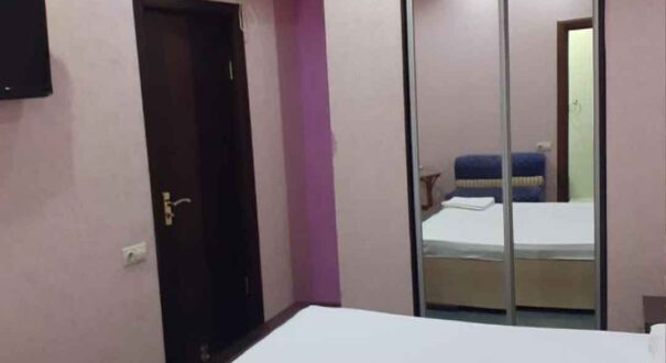 در اتاق برای راحتی شما دوش، تلویزیون، حوله حمام و دمپایی در نظر گرفته شده است. امکانات اتاق بسته به نوع اتاق متفاوت است.