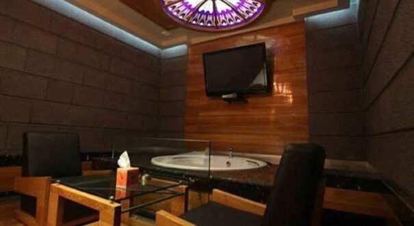 در اتاق برای راحتی شما دوش، تلویزیون، حوله حمام و دمپایی در نظر گرفته شده است. امکانات اتاق بسته به نوع اتاق متفاوت است.