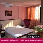 در اتاق برای راحتی شما دوش، تلویزیون، حوله حمام و دمپایی در نظر گرفته شده است. امکانات اتاق بسته به نوع اتاق متفاوت است.