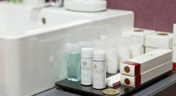 تصویری از اتاق استاندارد در هتل Euphoria Batumi با دکوراسیون مدرن و امکانات رفاهی کامل.​